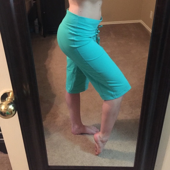 Lululemon crop Capri pants