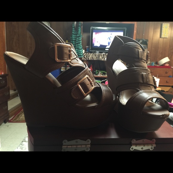 Dark brown wedges with gold buckle!