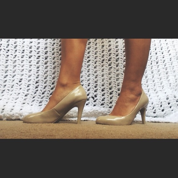 Nude Pumps