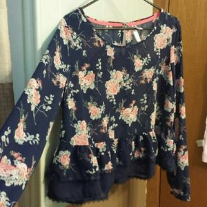 Flowy floral top fits like XL