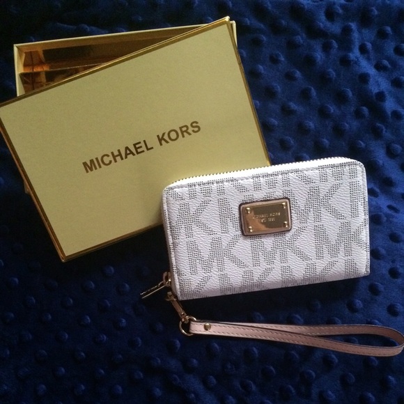 Michael Kors Handbags - Michael Kors Jet Set Leather Multifunctional 💕