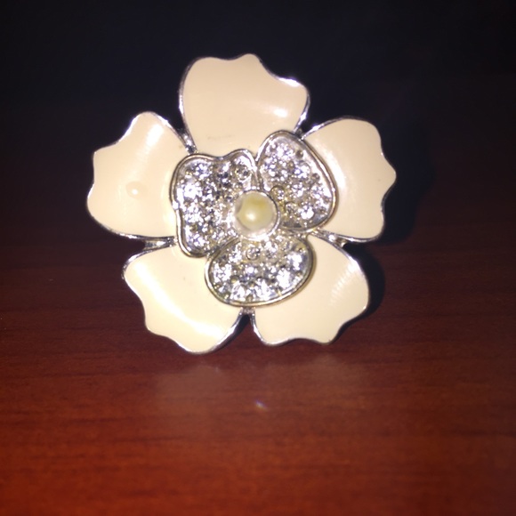 Flower ring with pearl