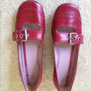 **SOLD**Nine West red leather flats low strap