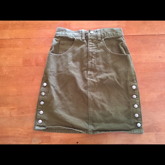 ✨ Vintage army green skirt ✨