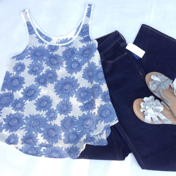 Mudd Blue Flowered Flowy Tank