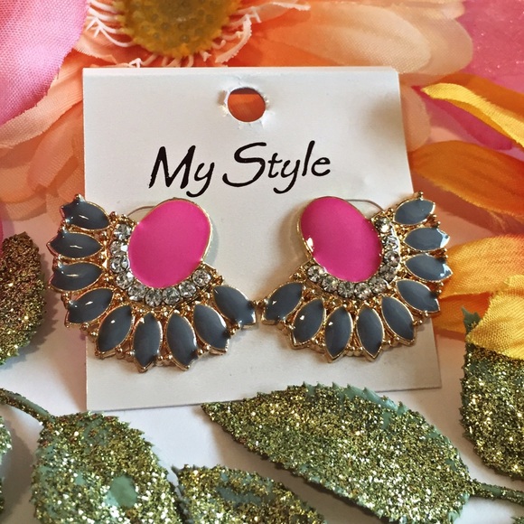 ❗️🚫SOLD❗️Vacation Captivate Earrings - Picture 4 of 4