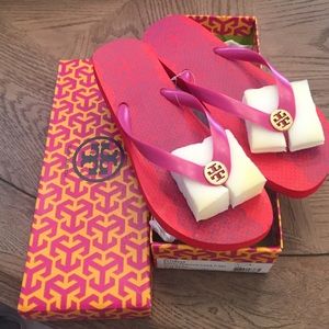 NWT Tory Burch flip flops. Size 8. Magenta & red