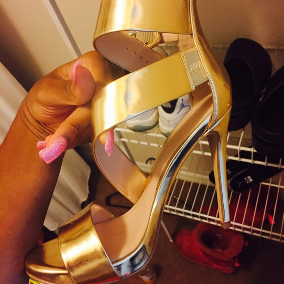 Only worn once Aldo gold shoes size 6.5 - Picture 2 of 2