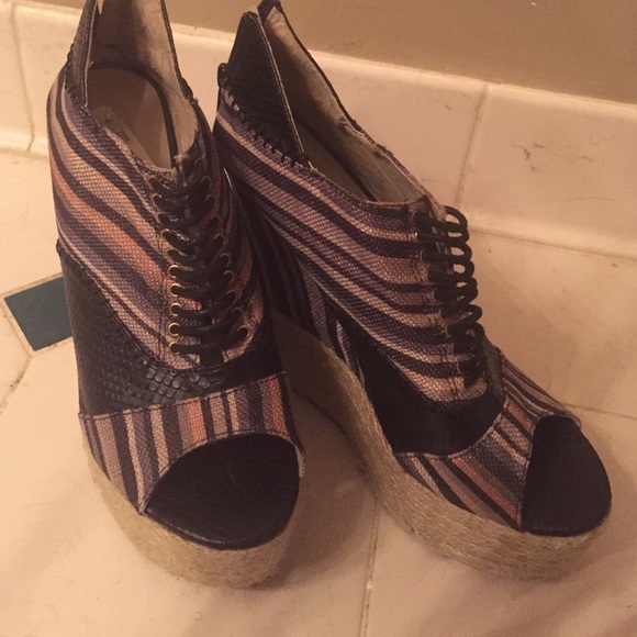 •Bumper wedge heels