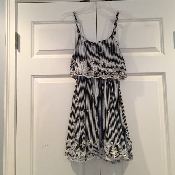 Cute navy and white dress with white lace flowers!