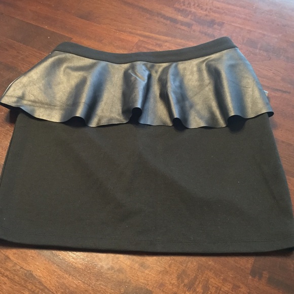 Short pencil skirt with faux leather
