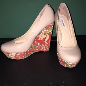 Steve Madden Size 9 patent leather nude wedges