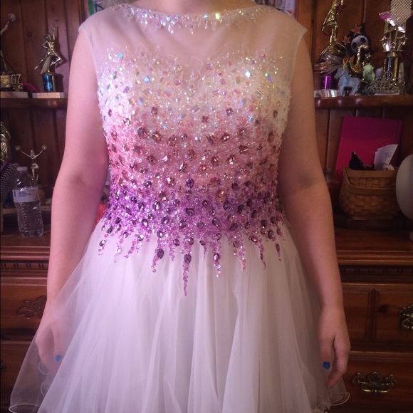 Short formal dress with sleeves
