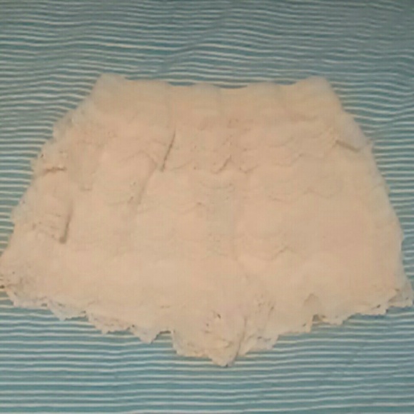 White lace short
