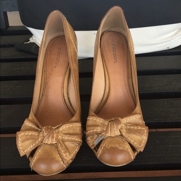 Tan bow heels