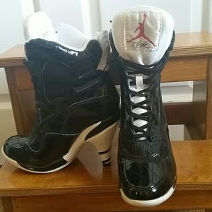Heel black n white Jordan boots