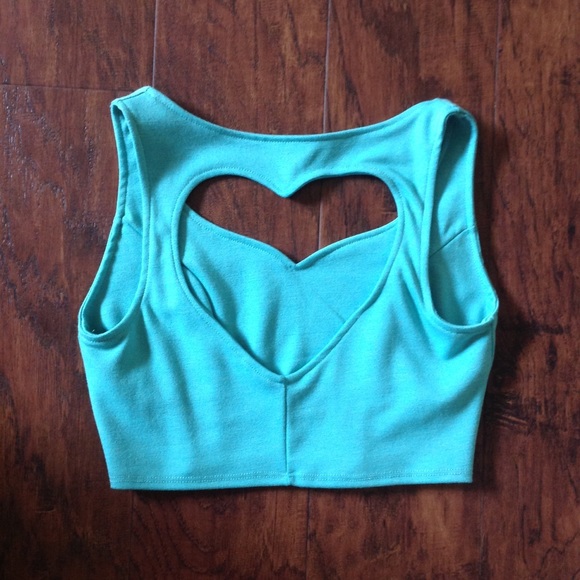 🚫SOLD🚫NWOT Heart Cutout Crop Top - Picture 2 of 2