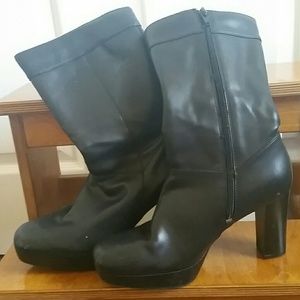 Simple black zip up boot