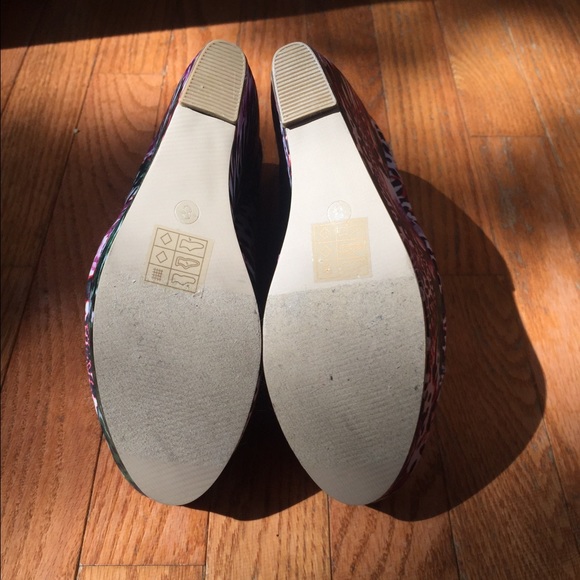 Call it Spring! Wedges - Picture 4 of 4