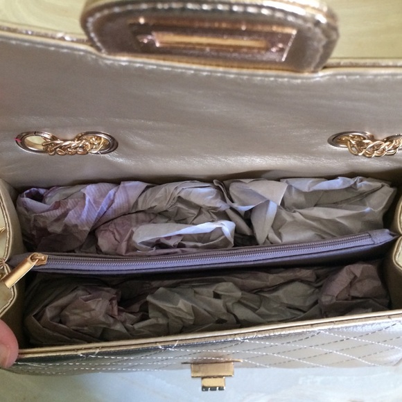 Gold Purse w/ Adjustable Gold Chain Strap - Picture 4 of 4