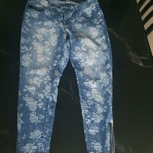 Torrid size 12 floral stiletto skinny jean.