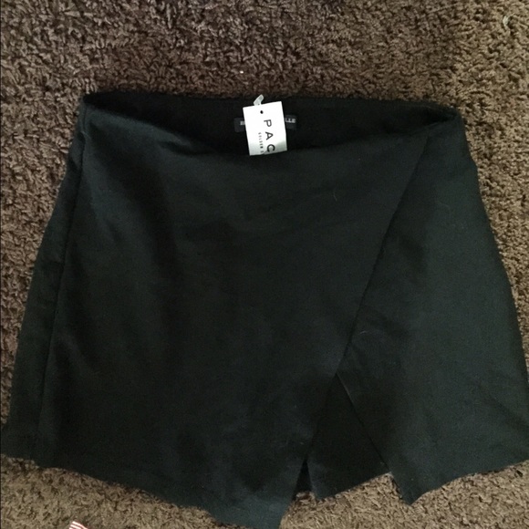Brandy Melville Dresses & Skirts - Brandy Melville black envelope skort (Casey)