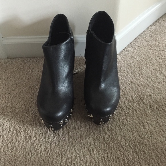 Deena and Ozzy Black wedges