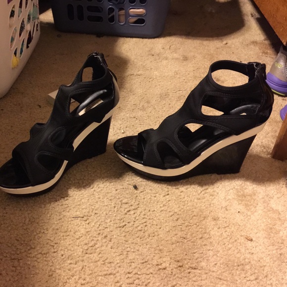 Vera wang wedges - Picture 2 of 2