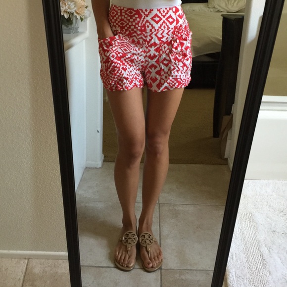 Red and white Aztec print front pocket shorts