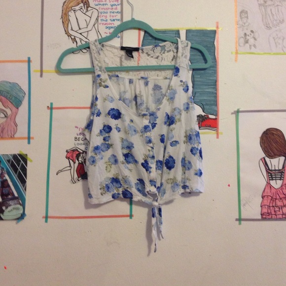 FOREVER 21 white w/ blue floral crop tie top🎀