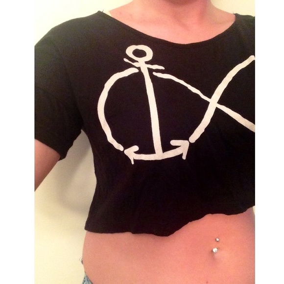 🌀SALEE🌀"Refuse to Sink" Crop Top - Picture 3 of 3