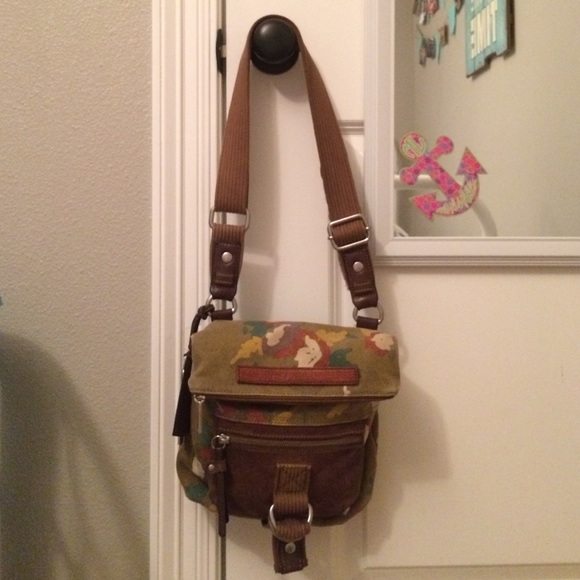 ADORABLE Fossil Messenger Bag