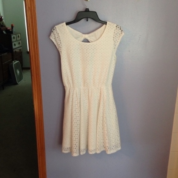 White sleeveless dress