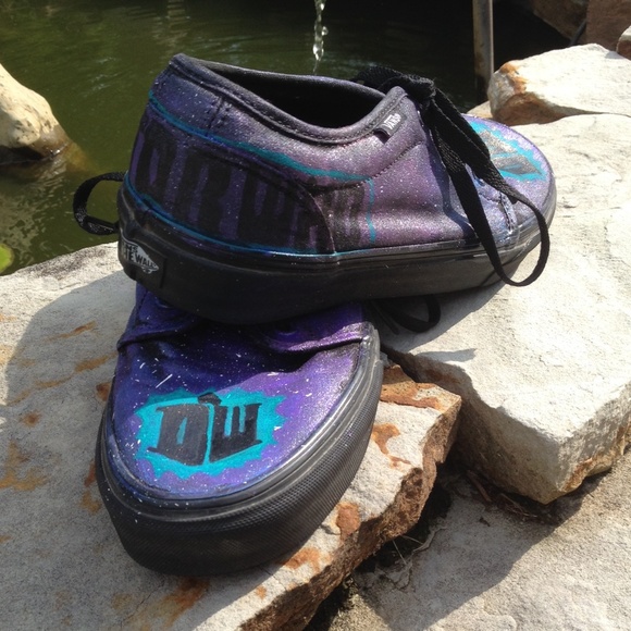 Amazing "Doctor Who" Galaxy Vans - Picture 2 of 3
