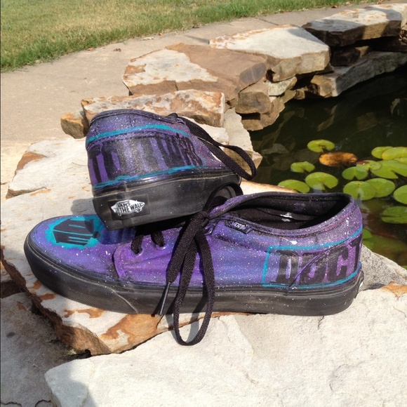 Amazing "Doctor Who" Galaxy Vans - Picture 3 of 3