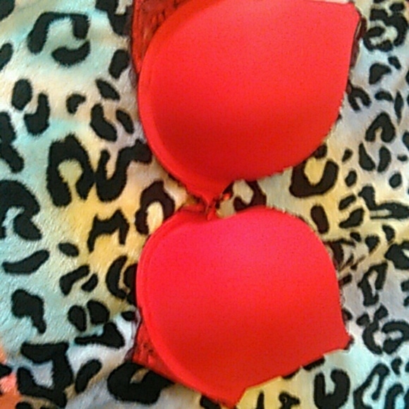 Red bra ?????? - Picture 1 of 3