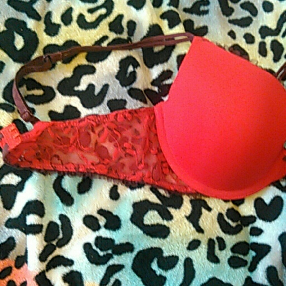 Red bra ?????? - Picture 2 of 3
