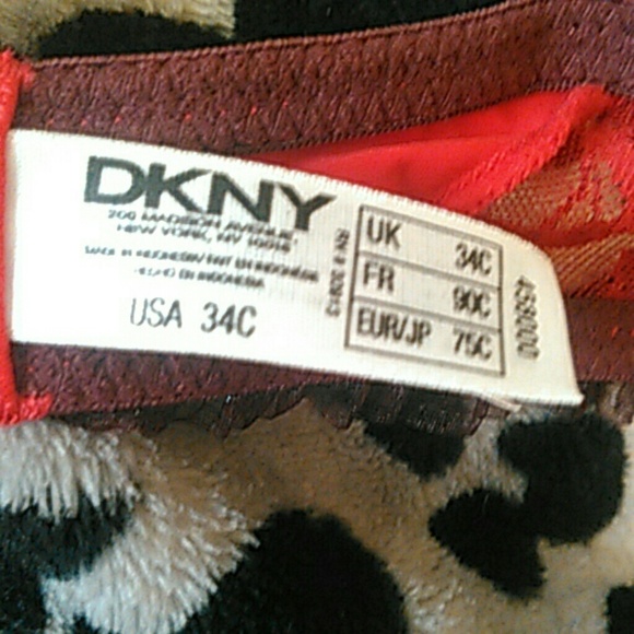 Red bra ?????? - Picture 3 of 3