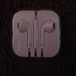 New apple earphones