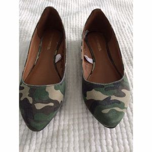 Army fatigue studded flats NWOT