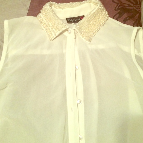 Sheer, faux pearl collar sleeveless blouse.