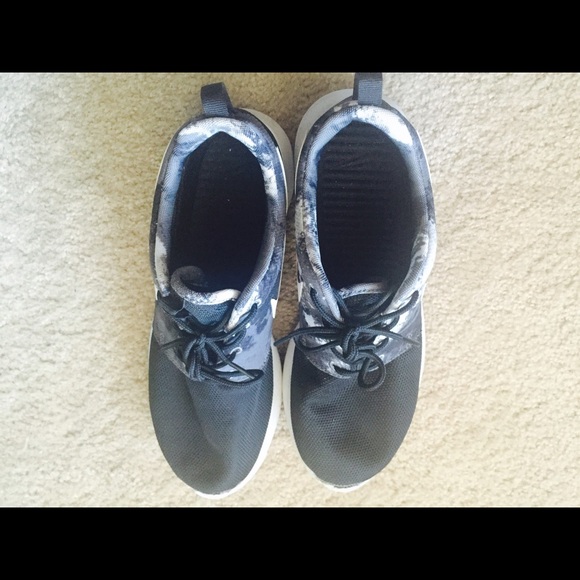 Black Nike Roshe Runs