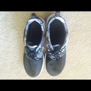 Black Nike Roshe Runs