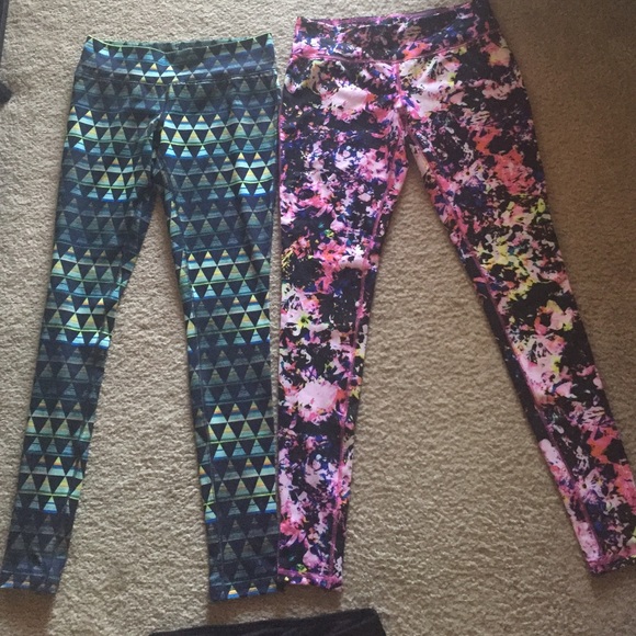 Bundle of 3 pairs of athletic leggings - Picture 2 of 3