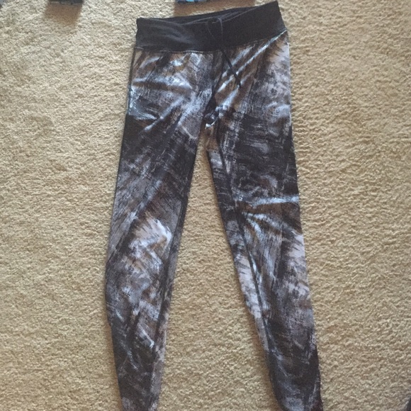 Bundle of 3 pairs of athletic leggings - Picture 3 of 3