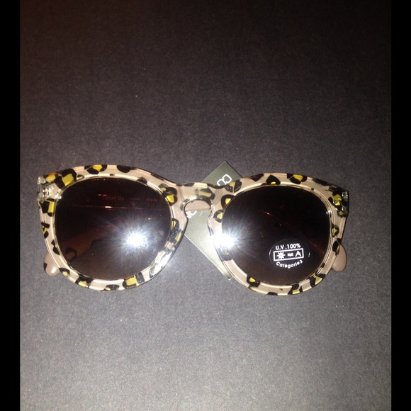 😎Grey Animal Print Sunglasses😎