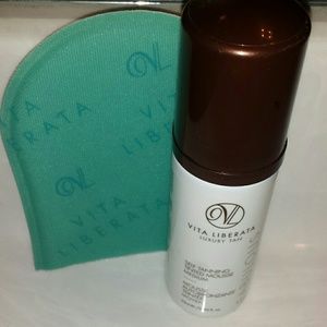 Self-tanning tinted mousse