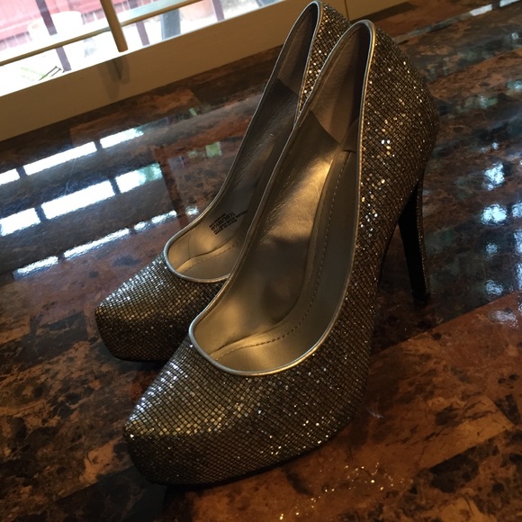 BCBG silver pumps ✨
