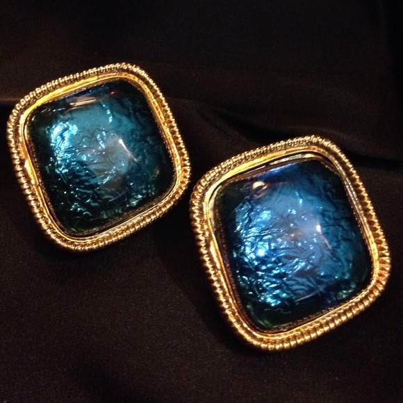 Jewelry - ⚡️FLASH ⚡️Vintage Clip On Earrings Blue AVON! HTF!