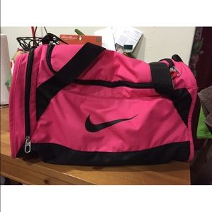 Hot pink nike duffle bag medium size